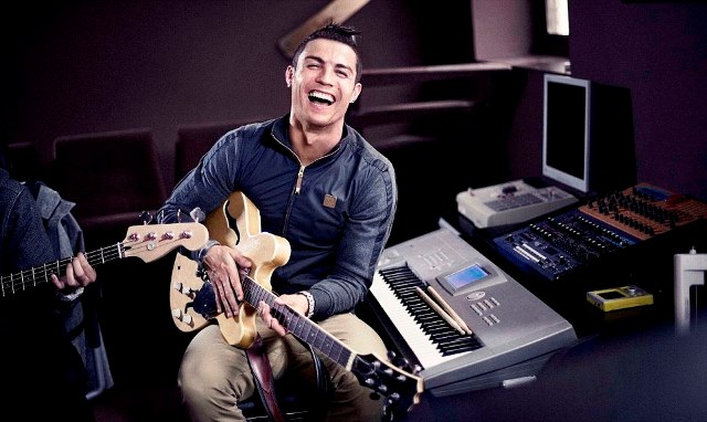 Ronaldo Ancam Real: Bayar Saya Seperti Messi atau Hengkang!